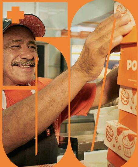 Popeyes cumple 50 años y lo celebra contratando a personas de 50 años o